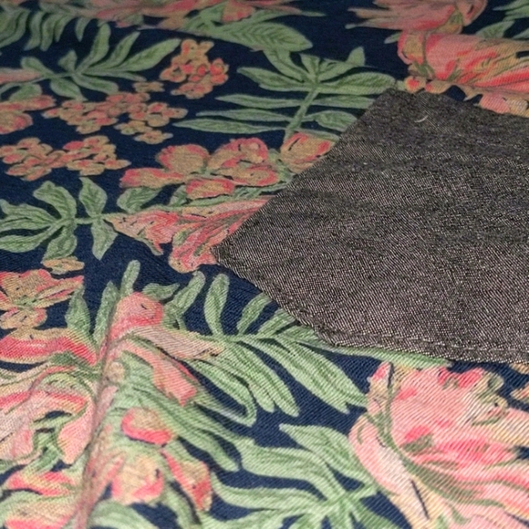 Mens Small(USA) Free Planet V-Neck - Picture 3 of 4